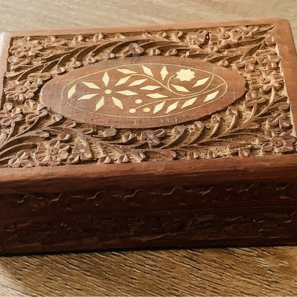 Vintage Hand Carved Wooden And Inlaid Trinket Box From India - Picture 7 of 9
